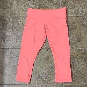 EUC Women’s Lululemon cropped yoga pants size 6